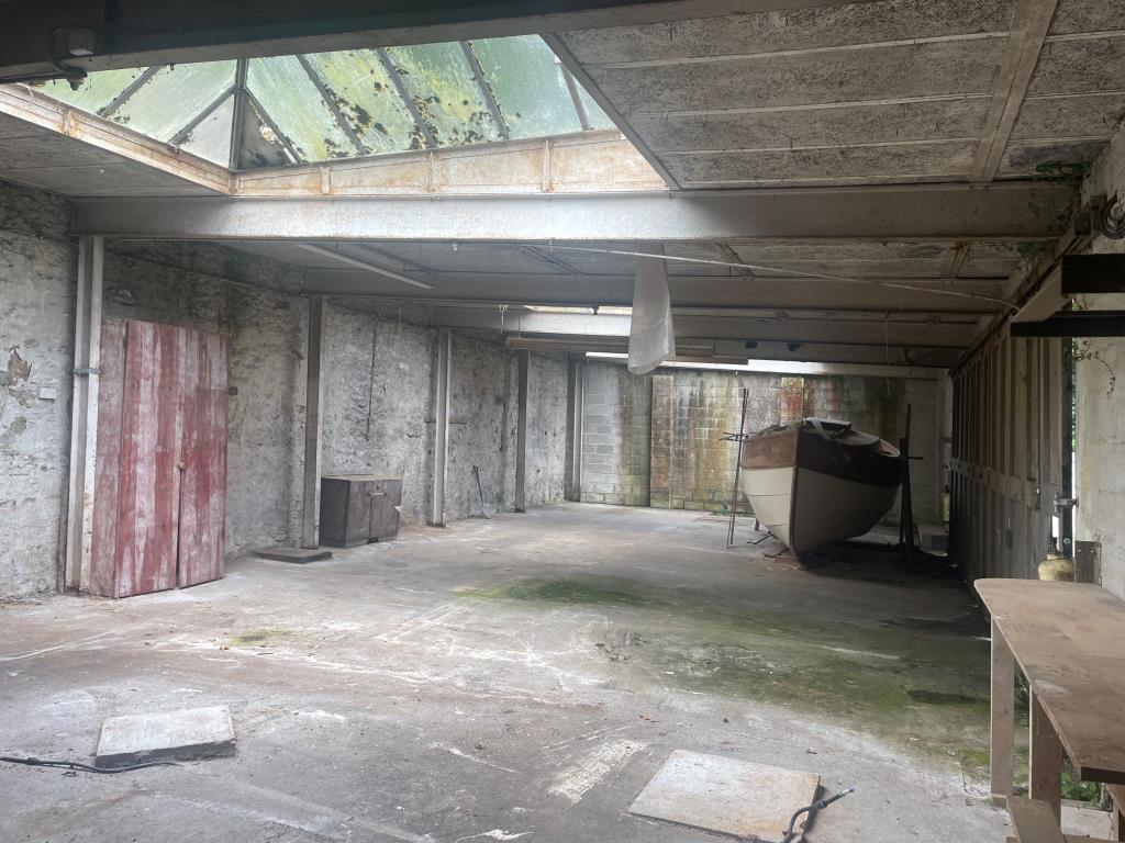 Lot: 160 - FORMER WORKSHOP SITE WITH PLANNING APPROVAL - Interior of workshop